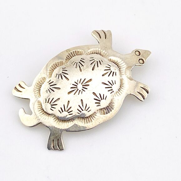 Signed HB Native American Sterling Silver Turtle Brooch Vintage Artisan Made - Picture 1 of 3